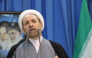 انتقاد امام جمعه ایلام از وضعیت نامطلوب مبلمان شهری/ در شأن مردم نیست