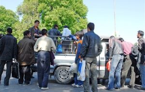 بلاتکلیفی کارگران در سرمای زمستان/ انتظار در چهارراه باسکول برای لقمه‌ای نان حلال!