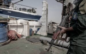 توقیف 2 لنج عمانی و یک قایق ترال غیرمجاز در آب‌های جاسک