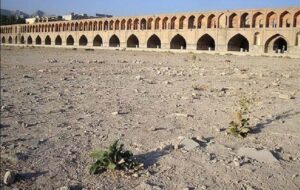 حقآبه زاینده‌رود و کشاورزان به تمسخر گرفته شده؛ آب دریا مال صنعت است نه شهر!