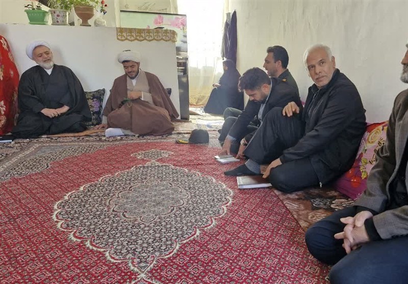 دیدار مشاور استاندار آذربایجان غربی با خانواده شهید علیرضا ولیزاده دیدار مشاور استاندار آذربایجان غربی با خانواده شهید علیرضا ولیزاده