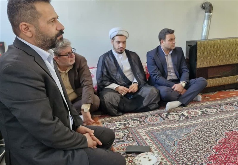 دیدار مشاور استاندار آذربایجان غربی با خانواده شهید علیرضا ولیزاده دیدار مشاور استاندار آذربایجان غربی با خانواده شهید علیرضا ولیزاده