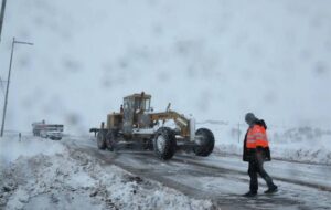 ریزش‌برداری و عملیات برف‌روبی در محورهای مواصلاتی 9 شهرستان ایلام انجام شد
