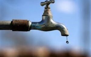 صلح آبی به خارتوران رسید؛ توزیع تانکرهای ذخیره آب در روستاهای محروم بیارجمند