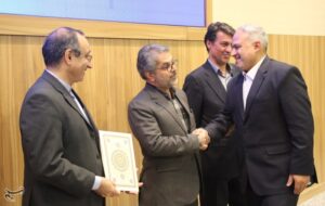 قدردانی از مدیرکل آموزش‌وپرورش شهرستان‌های استان تهران به‌عنوان مدیر پژوهشگر برگزیده استان