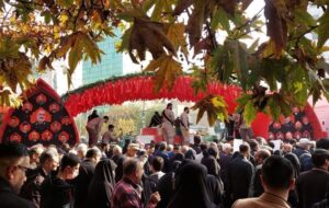 گمنامان خمینی در آغوش مردم کرج/‌ تشییع پیکر 10 شهید دفاع مقدس‌ در ایران کوچک