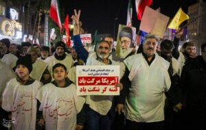 راهپیمایی شبانه مردم قم علیه اغتشاشگران در سومین شب متوالی+ عکس