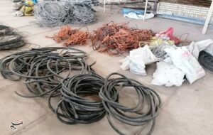 مردم فریاد می‌زنند؛ سارقان سرقت می‌کنند