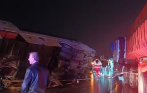واژگونی اتوبوس درقطعه گرمسار محورتهران‌ ـ مشهد؛ 11نفرمصدوم شدند+تصاویر