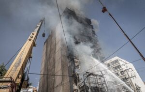 آتش‌سوزی ساختمان مسکونی بلند مرتبه در کرمانشاه/ تخلیه کامل ساکنان