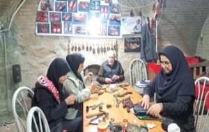 آموزش چاروق‌دوزی به دانش‌آموزان زنجانی در مسیر کارآفرینی