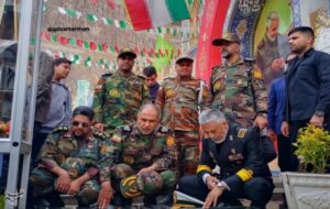 ادای احترام دریادار حبیب الله سیاری به شهید سلیمانی