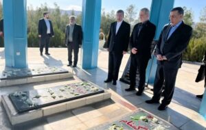 ادای احترام «پزشکیان» به مقام شهدای لرستان