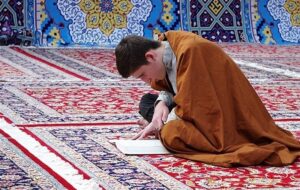 اعتکاف رمضانیه 450 طلبه بین‌المللی از 36 کشور در حرم مطهر رضوی