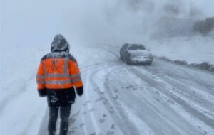 بارش برف در محورهای کوهستانی چهارمحال و بختیاری و لغزندگی محورها