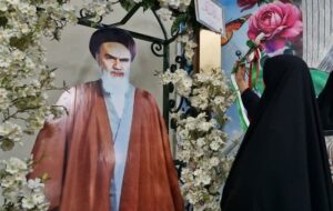 نواختن زنگ انقلاب در مدارس اسلامشهر به‌دست مادر شهید