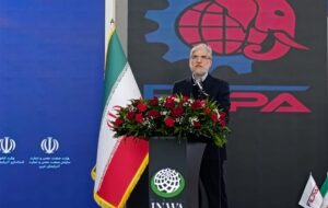 وزیر علوم: صنعتگران پروژه‌های‌‌ “تحقیقاتی” را به دانشگاه‌ها بیاورند