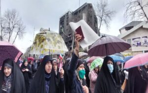 پیام بانوان گیلان: شکستن شاخه این انقلاب خیالی محال است