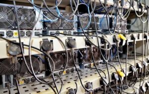 کشف و توقیف 29 دستگاه ماینر غیرمجاز در پارکینگ شرکت فروش خودرو