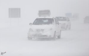 کولاک در محورهای کوهستانی زنجان/ مه‌گرفتگی در آزادراه‌ها