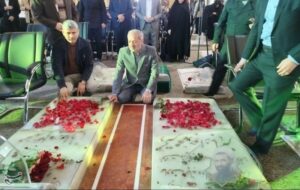 گلباران مزار شهیدان رجایی و باهنر با حضور وزیر آموزش‌وپرورش