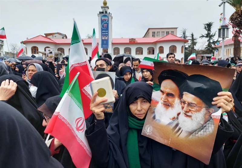 گیلان یکپارچه در 22 بهمن؛ سرمای استخوانسوز تسلیمِ اراده آتشین مردم گیلان یکپارچه در 22 بهمن؛ سرمای استخوانسوز تسلیمِ اراده آتشین مردم