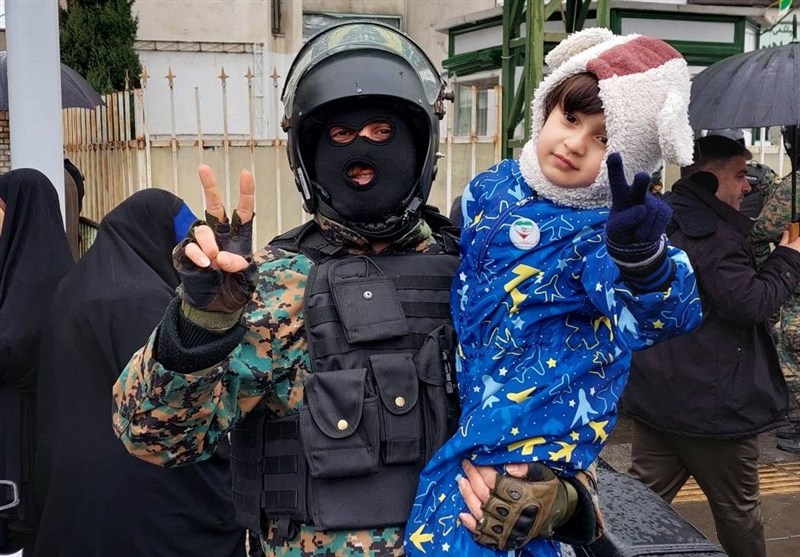 گیلان یکپارچه در 22 بهمن؛ سرمای استخوانسوز تسلیمِ اراده آتشین مردم گیلان یکپارچه در 22 بهمن؛ سرمای استخوانسوز تسلیمِ اراده آتشین مردم