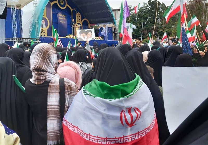 گیلان یکپارچه در 22 بهمن؛ سرمای استخوانسوز تسلیمِ اراده آتشین مردم گیلان یکپارچه در 22 بهمن؛ سرمای استخوانسوز تسلیمِ اراده آتشین مردم