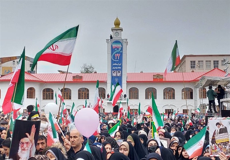 گیلان یکپارچه در 22 بهمن؛ سرمای استخوانسوز تسلیمِ اراده آتشین مردم گیلان یکپارچه در 22 بهمن؛ سرمای استخوانسوز تسلیمِ اراده آتشین مردم