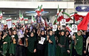 اجتماع عظیم بختیاری‌های برنو به دست در بیعت با رهبر انقلاب + تصاویر