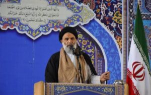 امام جمعه اهواز: تا نابودی پایگاه‌های آمریکا سلاح بر زمین نمی‌گذاریم