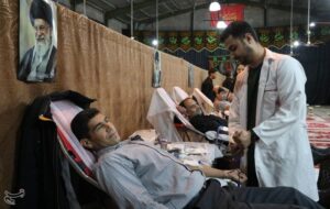 اهدای خون به عشق امام خامنه‌ای در روستای ده زیار کرمان