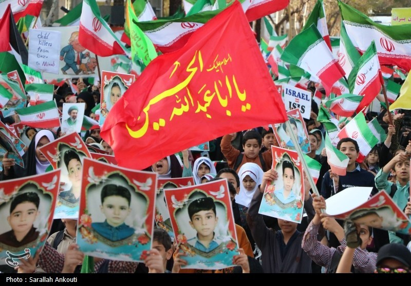 تجمع عظیم دانش آموزان کرمانی مقابل دفتر کمیساریای سازمان ملل استان کرمان , اخبار استان کرمان , سازمان ملل متحد , دانش آموزان , مدرسه , جنگ , آمریکا ,