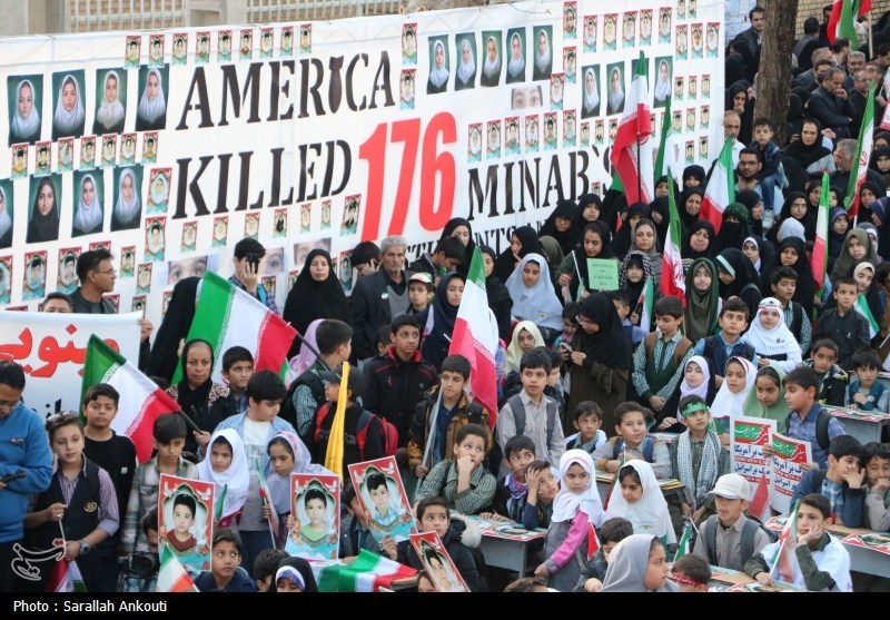 تجمع عظیم دانش آموزان کرمانی مقابل دفتر کمیساریای سازمان ملل استان کرمان , اخبار استان کرمان , سازمان ملل متحد , دانش آموزان , مدرسه , جنگ , آمریکا ,