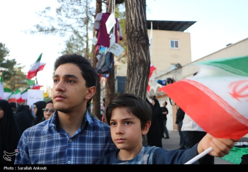 تجمع عظیم دانش آموزان کرمانی مقابل دفتر کمیساریای سازمان ملل استان کرمان , اخبار استان کرمان , سازمان ملل متحد , دانش آموزان , مدرسه , جنگ , آمریکا ,