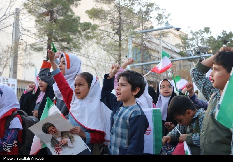 تجمع عظیم دانش آموزان کرمانی مقابل دفتر کمیساریای سازمان ملل استان کرمان , اخبار استان کرمان , سازمان ملل متحد , دانش آموزان , مدرسه , جنگ , آمریکا ,