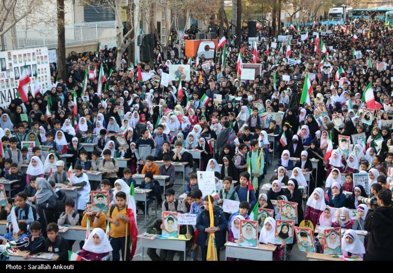 تجمع عظیم دانش آموزان کرمانی مقابل دفتر کمیساریای سازمان ملل استان کرمان , اخبار استان کرمان , سازمان ملل متحد , دانش آموزان , مدرسه , جنگ , آمریکا ,
