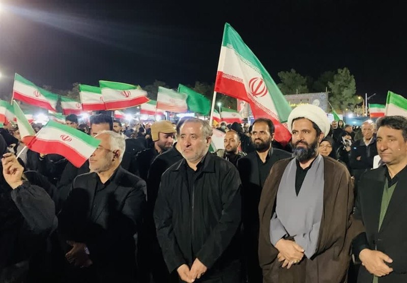 تجمع مردم خراسان جنوبی درچهارمین شب سال 1405 در 12 نقطه میادین شهر+عکس اخبار استان خراسان جنوبی , رهبر انقلاب ,