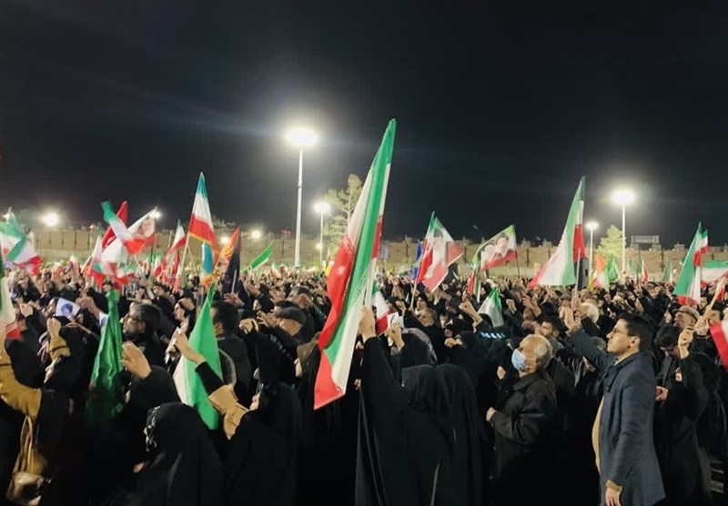 تجمع مردم خراسان جنوبی درچهارمین شب سال 1405 در 12 نقطه میادین شهر+عکس اخبار استان خراسان جنوبی , رهبر انقلاب ,