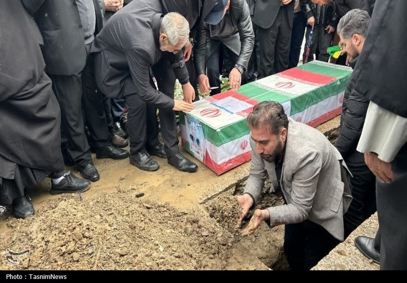 تشییع پیکر مطهر شهیده 12 ساله «نازنین زینب ملائی» در میاندوآب+تصاویر