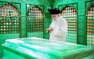تصاویری ‌از حضور امام خامنه‌ای در آیین غبارروبی ضریح مطهر امام رضا (ع)