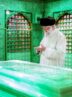 تصاویری ‌از حضور امام خامنه‌ای در آیین غبارروبی ضریح مطهر امام رضا (ع)