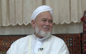 درخواست عالم اهل سنت از مردم؛ خیابان‌ها را ترک نکنید