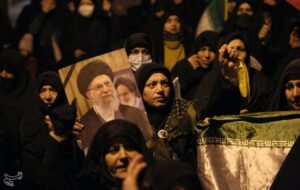 راه امام شهید، نورانی است؛ پرچم استکبارستیزی بر زمین نمی‌افتد