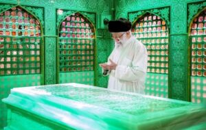 روایتی از سیره عملی رهبر شهید در غبارروبی مضجع شریف امام رضا (ع)