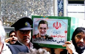 طواف پیکر سردار شهید نائینی بر گرد ضریح حضرت معصومه(س)