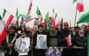 مردم ایران پای آرمان‌های انقلاب ایستاده‌اند