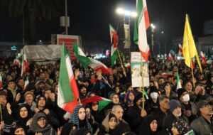 مردم میدان را خالی نکنند/ دشمن مستأصل شده است