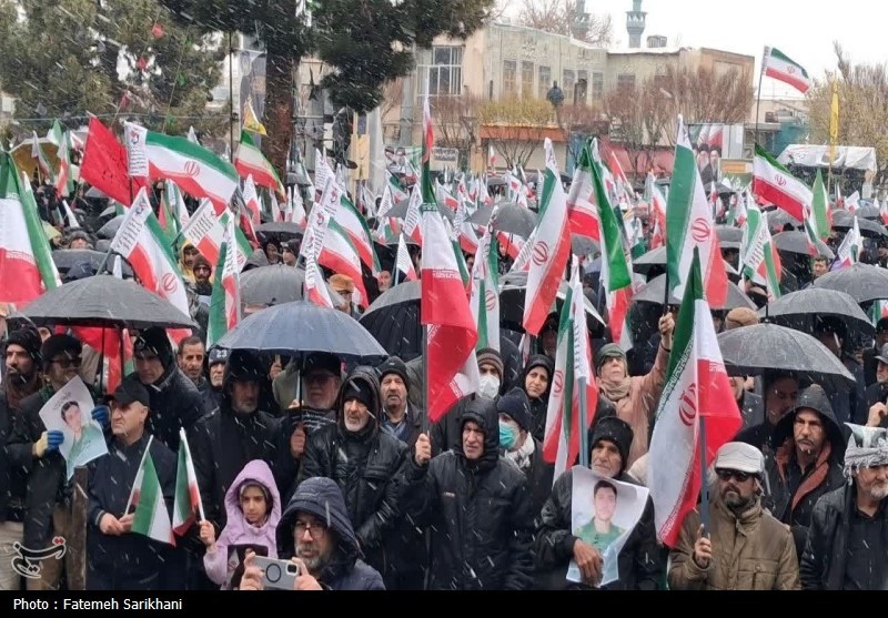 پیکر فرمانده شهید سپاه در حلقه راهپیمایان اراکی پیکر فرمانده شهید سپاه در حلقه راهپیمایان اراکی