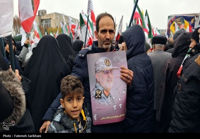 پیکر فرمانده شهید سپاه در حلقه راهپیمایان اراکی پیکر فرمانده شهید سپاه در حلقه راهپیمایان اراکی